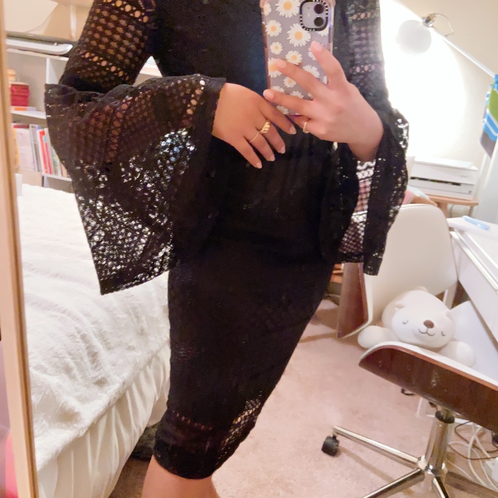 Flare-Sleeved Black Sheath Body-Con Dress